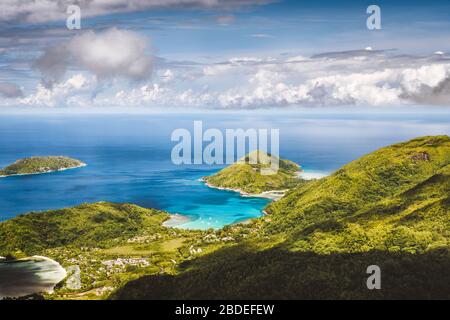 Mahe Island, Seychellen. Panoramablick auf die insel therese, Bucht ternay vom aussichtspunkt morne blanc Stockfoto