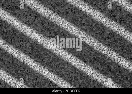 Hintergrund-Texturschatten fällt auf den Steinboden, Schwarz-Weiß-Foto. Stockfoto