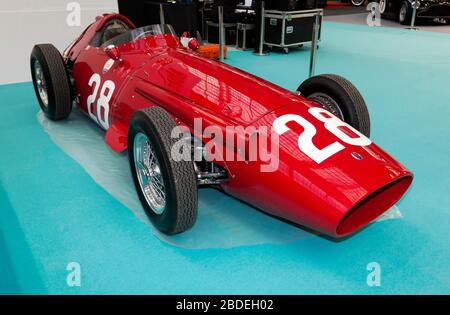 Dreiviertel Rückansicht eines Red, 1956, Maserati 250F, gefahren, in der Zeit von Sir Stirling Moss, auf der London Classic Car Show 2020 Stockfoto