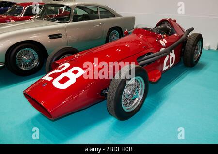 Dreiviertelansicht von A Red, 1956, Maserati 250F, gefahren, im Zeitraum von Sir Stirling Moss, auf der London Classic Car Show 2020 Stockfoto