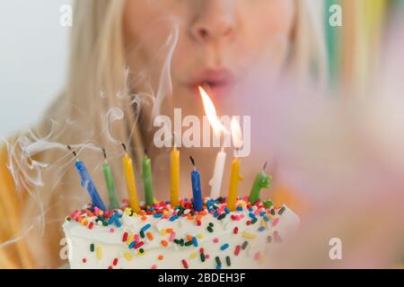 Frau Geburtstagskerzen Ausblasen Stockfoto