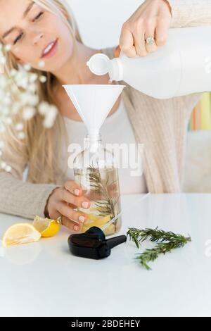 Frau, die einen selbstgemachten natürlichen Reiniger macht Stockfoto