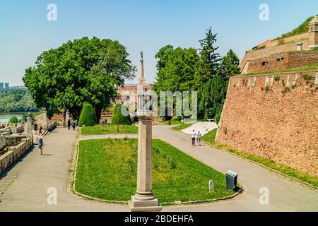 Das Wahrzeichen Kalamegdan Park in der alten Kalamegdan Festung, mit der Statue der Victor im Hintergrund. Belgrad, Serbien. Mai 2017. Stockfoto