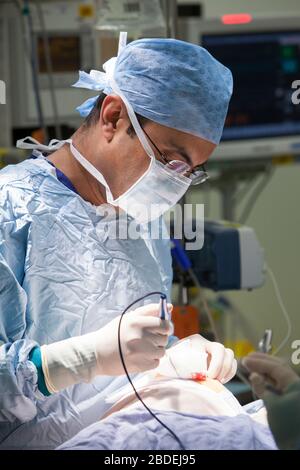 Chirurgen und Krankenschwestern führen eine Magenoperation in einem NHS-Krankenhaus durch. Die NHS steht wegen der Unterfinanzierung durch die Regierung unter Druck. Stockfoto