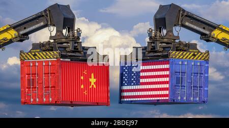 Container mit der Flagge Chinas und der Flagge der USA vor dem Hintergrund eines stürmischen Himmels, der die Zeit der Krise und der Rezession in Worl symbolisiert Stockfoto
