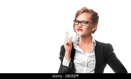 Junge schöne Geschäftsfrau trägt elegante Jacke über weißem isolierten Hintergrund stehen riecht etwas stinkig und ekelhaft, unerträglich SM Stockfoto