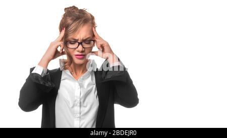 Seriöse Geschäftsfrau ist müde. Sie massiert ihre Schläfen wegen Kopfschmerzen. Isoliert auf weiß. Stockfoto