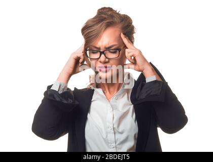Eine Frau massiert die Nasenbrücke wegen Augenmüdigkeit und Übermüdung. Seriöse Geschäftsfrau ist müde. Isoliert auf weißem Hintergrund. Stockfoto