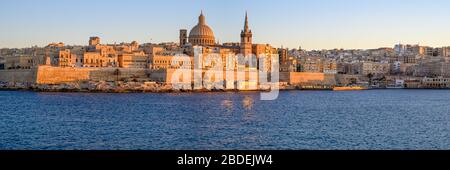 Panoramaaussicht auf die Küste von Valletta von Sliema, Malta Stockfoto