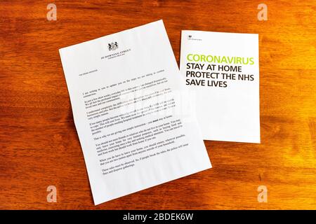 Brief der Regierung von Coronavirus an alle Haushalte in Großbritannien. Brief des Premierministers von 10 Downing Street, 19 Regierungsschreiben, Brief der britischen Regierung, Brief des Coronavirus von 10 Downing Street, zu Hause bleiben, Leben retten, NHS schützen, Regierungsschrift, britische Regierung, Brief, Boris Johnson-Brief, Boris Johnson-Regierungsbrief, Coronavirus Brief Boris Johnson, 10 Downing Street Coronavirus Brief, US-Regierungsbrief Covid19, 10 Downing Street, 19 Buchstaben, Stockfoto