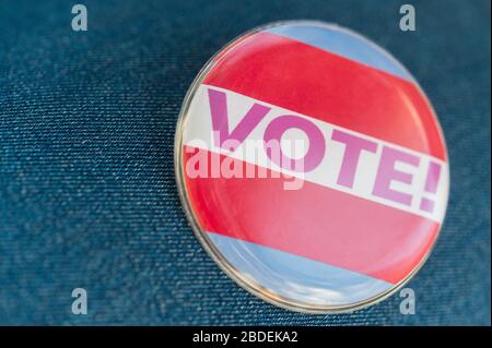 Nahaufnahme des Vote-Knopfes in Jeans-Qualität Stockfoto