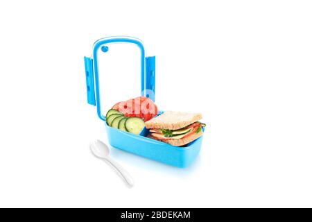 Gesunde blaue Lunchbox mit Sandwiches und Obst für Kinder. Mit einem spork auf der Seite. Stockfoto