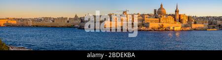 Blick auf valletta Meer von der Stadt Sliema Stockfoto