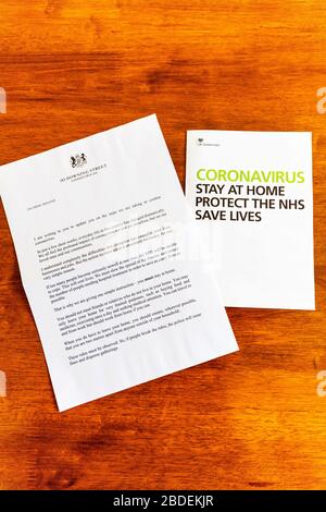 Brief der Regierung von Coronavirus an alle Haushalte in Großbritannien. Brief des Premierministers von 10 Downing Street, 19 Regierungsschreiben, Brief der britischen Regierung, Brief des Coronavirus von 10 Downing Street, zu Hause bleiben, Leben retten, NHS schützen, Regierungsschrift, britische Regierung, Brief, Boris Johnson-Brief, Boris Johnson-Regierungsbrief, Coronavirus Brief Boris Johnson, 10 Downing Street Coronavirus Brief, US-Regierungsbrief Covid19, 10 Downing Street, 19 Buchstaben, Stockfoto