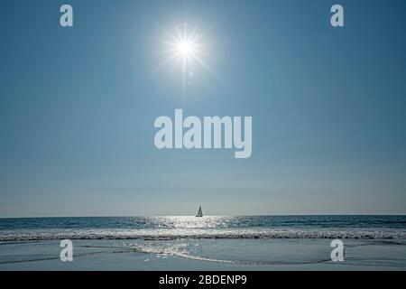 Einzelsegelboot im Meer Stockfoto