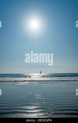 Einzelsegelboot im Meer Stockfoto