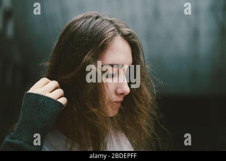 Junge Frau mit braunen Haaren Stockfoto