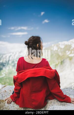 Schweiz, Appenzell, Frau in roter Jacke mit Blick auf die Berglandschaft Stockfoto