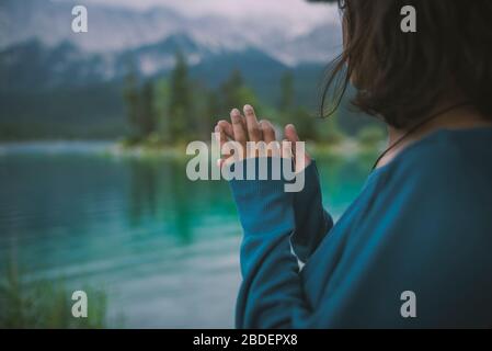 Deutschland, Bayern, Eibsee, Junge Frau steht byÂ EibseeÂ See in den bayerischen Alpen Stockfoto