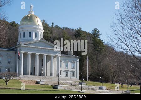 Vermont State House, Montpelier, VT, USA, Hauptstadt von Vermont, während des Aufenthalts - zu Hause Ordnung sieht verlassen Straßen und soziale Distanzierung in der Innenstadt. Stockfoto