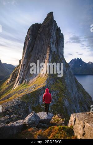 Norwegen, Senja, Mann, der bei Sonnenaufgang vor dem Segla-Berg steht Stockfoto