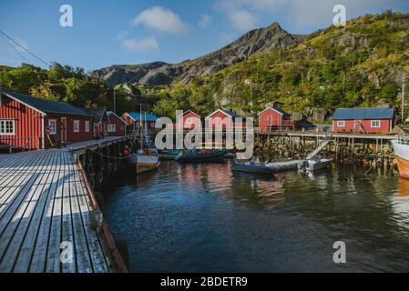 Norwegen, Lofoten Islands, Nusfjord, Dock im traditionellen Fischerdorf Stockfoto