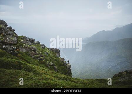 Norwegen, Lofoten Islands, reine, man Blick auf den Berg fromÂ ReinebringenÂ bei Regen Stockfoto