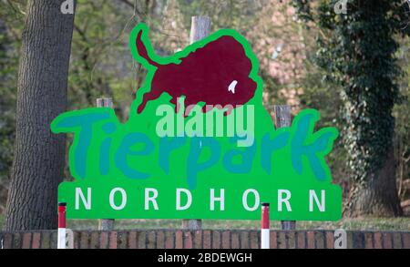 Nordhorn, Deutschland. April 2020. "Tierpark Nordhorn" steht auf einem Schild. Besucher sind derzeit nicht auf dem Gelände der ansonsten gut besuchten Attraktion zu finden. Wegen der Koronakrise sind die Zoos und Tierparks derzeit geschlossen. Credit: Friso Gentsch / dpa / Alamy Live News Stockfoto