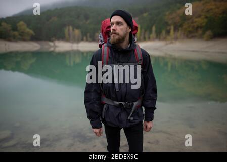 Italien, Mann, der vor dem See steht Stockfoto