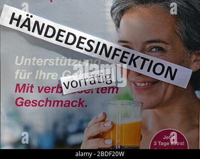 Gotha, Deutschland. April 2020. Die "Händedesinfektion auf Lager" ist auf dem Display vor einer Apotheke in der Innenstadt zu finden. In der Corona-Krise ordneten die Behörden an, dass Menschen, die nicht im selben Haushalt zusammenleben, einen Mindestabstand von 1,5 Metern einhalten müssen. Grundsätzlich sollten die Menschen so weit wie möglich zu Hause bleiben. Wichtige Dinge wie Einkaufen oder Arztbesuche sind jedoch weiterhin erlaubt. Kredit: Martin Schutt / dpa-Zentralbild / dpa / Alamy Live News Stockfoto