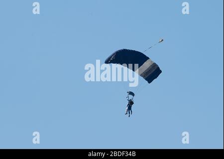 Fallschirmspringer eines Fallschirmzentrums auf einem kleinen Flugplatz bei Hamburg Stockfoto