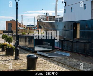 Leith, Edinburgh, Schottland, Großbritannien. April 2020. Covid-19 Lockdown: Das luxuriöse 5-Sterne-Hotel, MV Fingal Edinburgh, ist wegen Geschäftswegen geschlossen, da der Eingang zum Gangway vernagelt ist Stockfoto