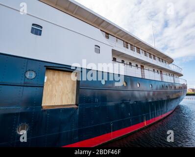 Leith, Edinburgh, Schottland, Großbritannien. April 2020. Covid-19 Lockdown: Das luxuriöse 5-Sterne-Hotel, MV Fingal Edinburgh, ist wegen Geschäftswegen geschlossen, da der Eingang zum Gangway vernagelt ist Stockfoto