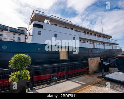 Leith, Edinburgh, Schottland, Großbritannien. April 2020. Covid-19 Lockdown: Das luxuriöse 5-Sterne-Hotel, MV Fingal Edinburgh, ist wegen Geschäftswegen geschlossen, da der Eingang zum Gangway vernagelt ist Stockfoto