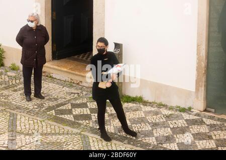 Olhão, Portugal, 8. April 2020. Menschen tragen Masken, Handschuhe und halten einen sicheren Abstand als Schutzmittel und halten den Ausbruch des COVID-19 ein. Stockfoto