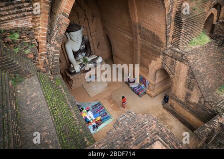 Buddha-Statue im Tempel von Bagan, Bagan ist über 10,000 buddhistische Tempel, Pagoden und Klöster wurden in den Bagan Ebenen allein gebaut Stockfoto