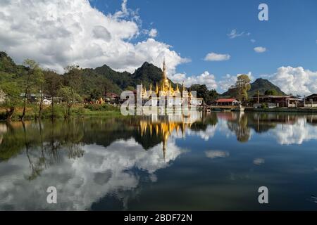 Ein atemberaubender Blick auf eine schwimmende Pagode bei Sonnenaufgang. Indawgyi Lake Wildlife Sanctuary, Myanmar Stockfoto