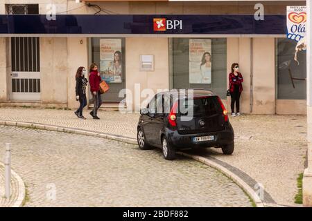 Olhão, Portugal, 8. April 2020. Auf den Straßen von Olhão zirkulieren nur wenige Menschen, als Folge des von der Regierung verordneten Ausnahmezustands. Stockfoto