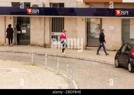 Olhão, Portugal, 8. April 2020. Auf den Straßen von Olhão zirkulieren nur wenige Menschen, als Folge des von der Regierung verordneten Ausnahmezustands. Stockfoto