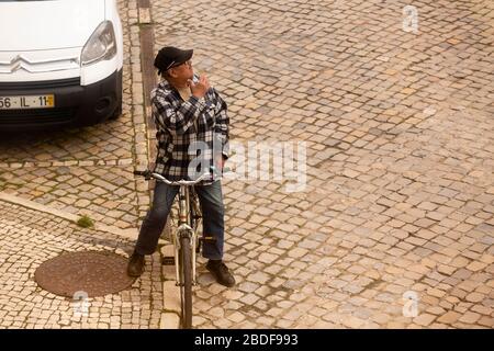 Olhão, Portugal, 8. April 2020. Ein Mann, der vor der Kirche betet, die Straßen sind fast verlassen, als Folge des Ausbruchs des Coro Stockfoto