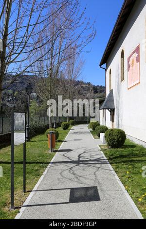 Allée Père Henri Révol. Jardn Public. Eglise Saint-Gervais-et-Protais. Saint-Gervais-les-Bains. Savoie. Frankreich. Stockfoto