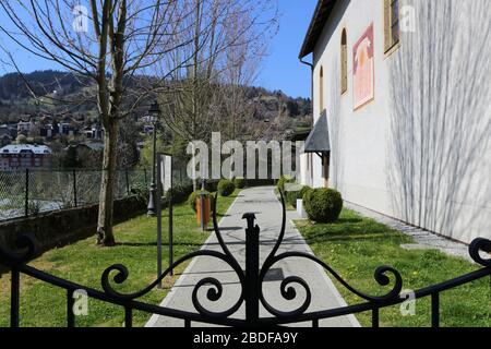 Allée Père Henri Révol. Jardn Public. Eglise Saint-Gervais-et-Protais. Saint-Gervais-les-Bains. Savoie. Frankreich. Stockfoto