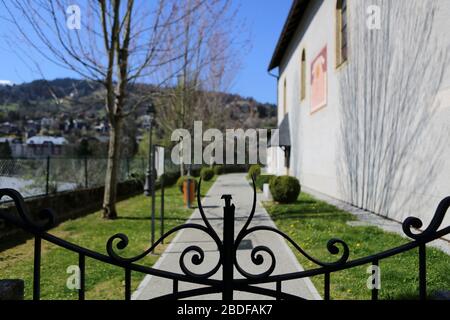 Allée Père Henri Révol. Jardn Public. Eglise Saint-Gervais-et-Protais. Saint-Gervais-les-Bains. Savoie. Frankreich. Stockfoto