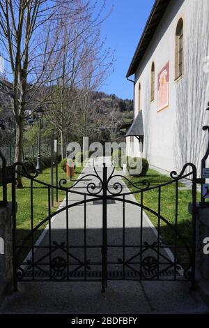 Allée Père Henri Révol. Jardn Public. Eglise Saint-Gervais-et-Protais. Saint-Gervais-les-Bains. Savoie. Frankreich. Stockfoto