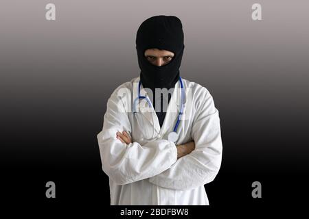 Arzt mit Diebemaske isoliert auf schwarzem Hintergrund. Konzept für medizinische Fehlpraktiken. Stockfoto