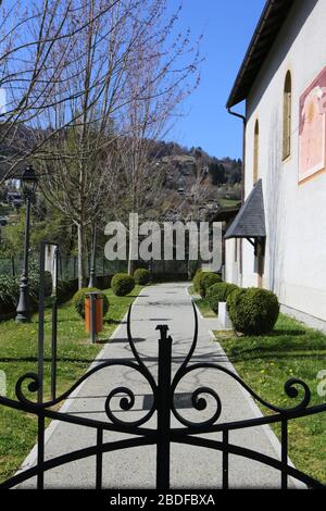 Allée Père Henri Révol. Jardn Public. Eglise Saint-Gervais-et-Protais. Saint-Gervais-les-Bains. Savoie. Frankreich. Stockfoto