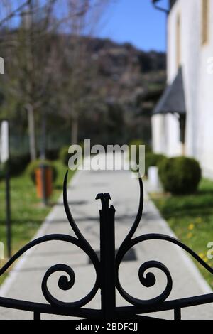 Allée Père Henri Révol. Jardn Public. Eglise Saint-Gervais-et-Protais. Saint-Gervais-les-Bains. Savoie. Frankreich. Stockfoto