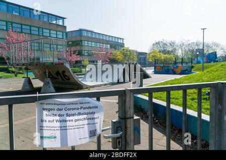 Bornheim, Nordrhein-Westfalen, Deutschland - 7. April 2020: Lokale Europäische Schule (Europachule) mit Skatepark aufgrund des globalen Corona-Virus geschlossen Stockfoto