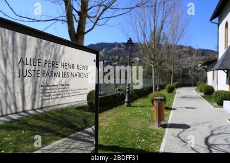 Allée Père Henri Révol. Jardn Public. Eglise Saint-Gervais-et-Protais. Saint-Gervais-les-Bains. Savoie. Frankreich. Stockfoto