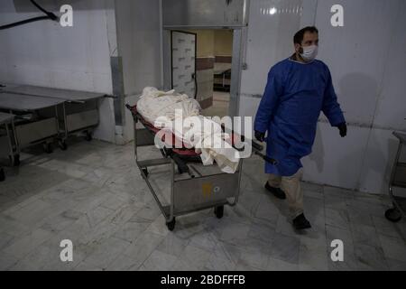 Teheran, Iran. April 2020. Mortiker waschen und bereiten die Leichen der neuen Coronavirus (COVID-19)-Opfer auf dem Behesht-e Zahra-Friedhof im Süden Teherans, Iran, zur Bestattung vor. Medien berichteten, dass der Iran einer der am stärksten von der durch das SARS-COV-2-Coronavirus verursachten Pandemie-COVID-19-Krankheit betroffen ist. Die Entwicklung der Coronavirus-Infektionen im Iran scheint einen "allmählichen" Abwärtstrend ausgelöst zu haben, sagte die Regierung, aber sie warnte, die Krankheit sei bei weitem nicht unter Kontrolle. Kredit: ZUMA Press, Inc./Alamy Live News Stockfoto